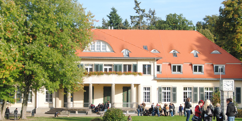 Haupthaus mit Schuelern